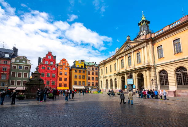 stortorget platz in der altstadt von stockholm, schweden - stockholm sweden gamla stan town square stock-fotos und bilder