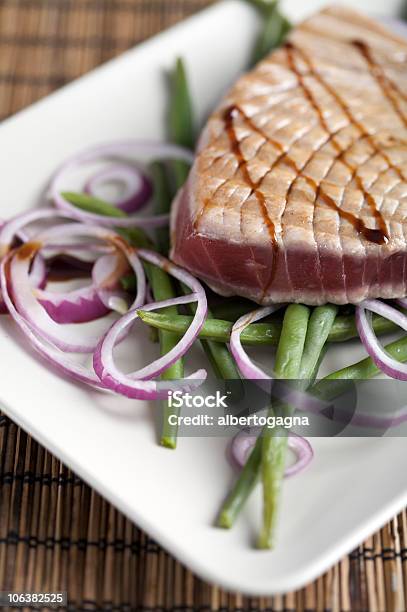 Filete De Atún A La Parrilla Foto de stock y más banco de imágenes de Alimento - Alimento, Atún - Pescado, Bistec