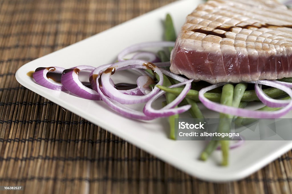 Bistecca di tonno grigliato - Foto stock royalty-free di Bistecca di manzo