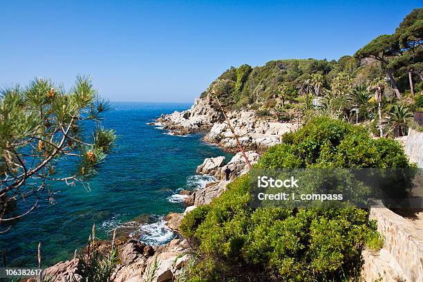 Scogliere Di Sgrossatura - Fotografie stock e altre immagini di Acqua - Acqua, Ambientazione esterna, Blu