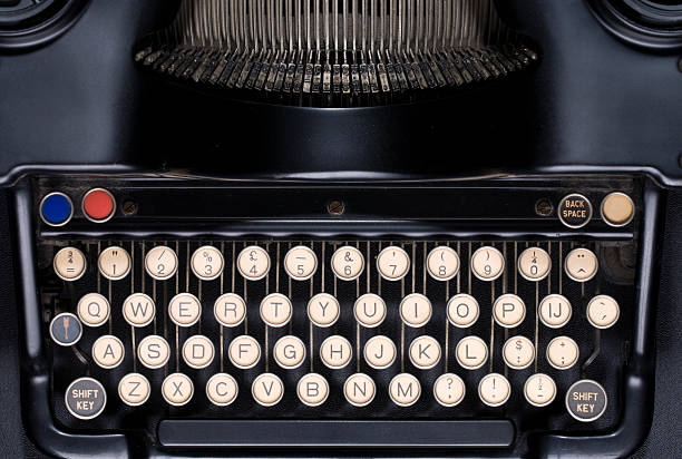 máquina de escrever antiga - typewriter keyboard typewriter antique old fashioned - fotografias e filmes do acervo