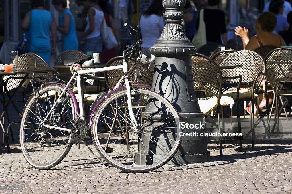 Al Bar con bicicletta. Immagine a colori - Foto stock royalty-free di Bar