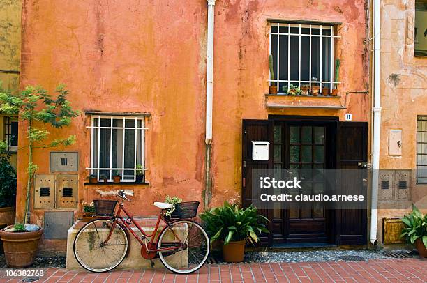 Aprire La Portiera Anteriore Nella Vecchia Casa Immagine A Colori - Fotografie stock e altre immagini di Antico - Vecchio stile