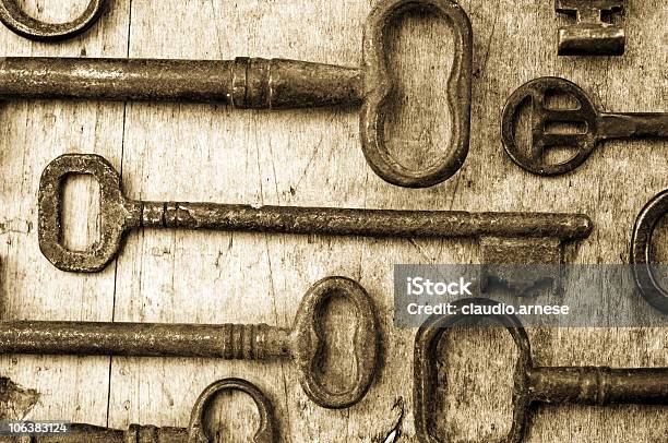 Stare Klucze Z Drewna Tle Sepii - zdjęcia stockowe i więcej obrazów Antyczny - Antyczny, Bez ludzi, Brudny