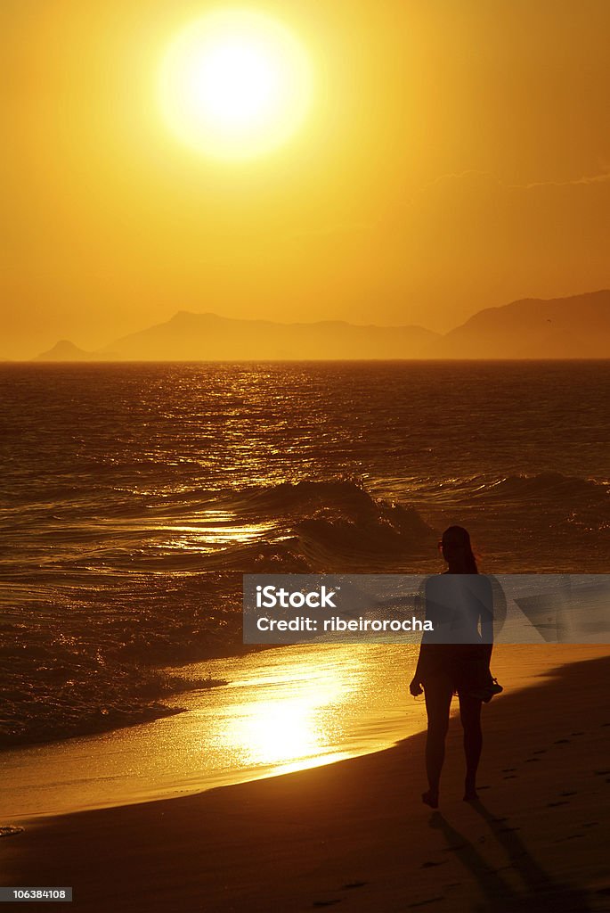 Praia e mar ao pôr do sol - Foto de stock de Adulto royalty-free