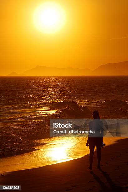 Foto de Praia E Mar Ao Pôr Do Sol e mais fotos de stock de Adulto - Adulto, Amarelo, Andar