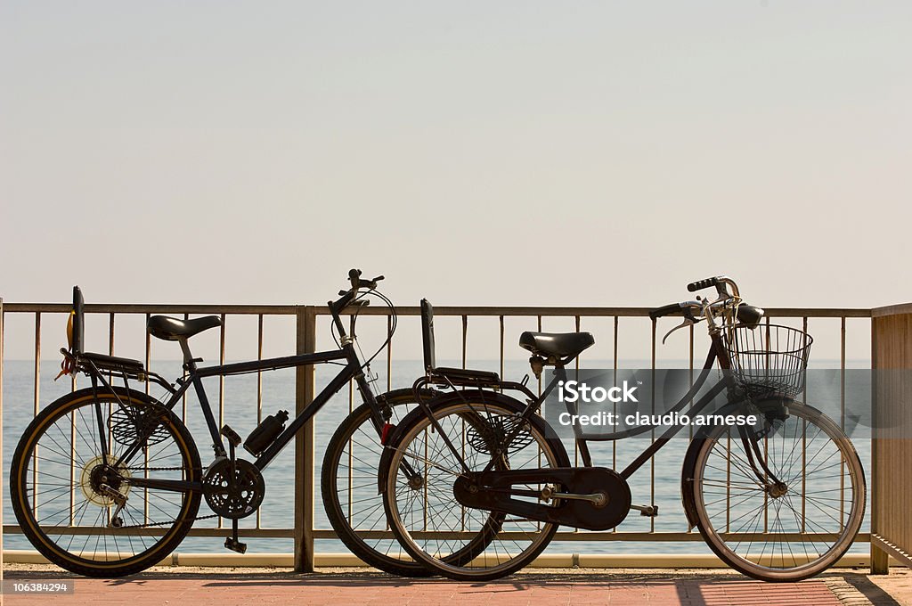 Due cyclette. Immagine a colori - Foto stock royalty-free di Bicicletta