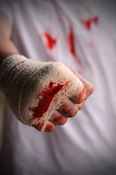 puño sangre - fist fighting domestic violence violence fotografías e imágenes de stock