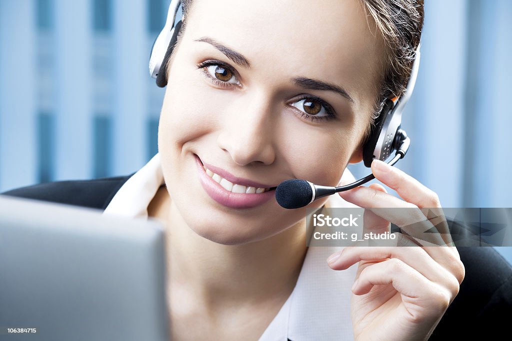 Soporte teléfono operador con auriculares en lugar de trabajo - Foto de stock de Secretario libre de derechos