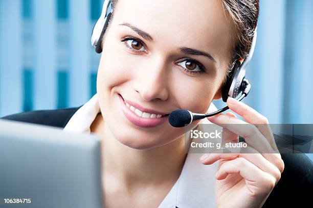 Soporte Teléfono Operador Con Auriculares En Lugar De Trabajo Foto de stock y más banco de imágenes de Secretario
