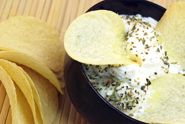 Batata chips e molho de iogurte com tomilho - foto de acervo