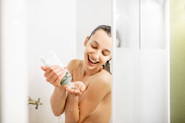 mujer con champú en la ducha - shower gel fotografías e imágenes de stock