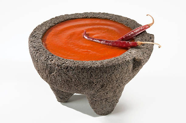 "chile de arbol-chili-pfeffer-sauce in" molcajete "probieren," - arbol stock-fotos und bilder