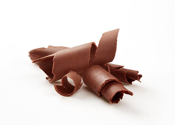 kawałki czekolady curls na białym tle - chocolate chocolate shaving ingredient food zdjęcia i obrazy z banku zdjęć