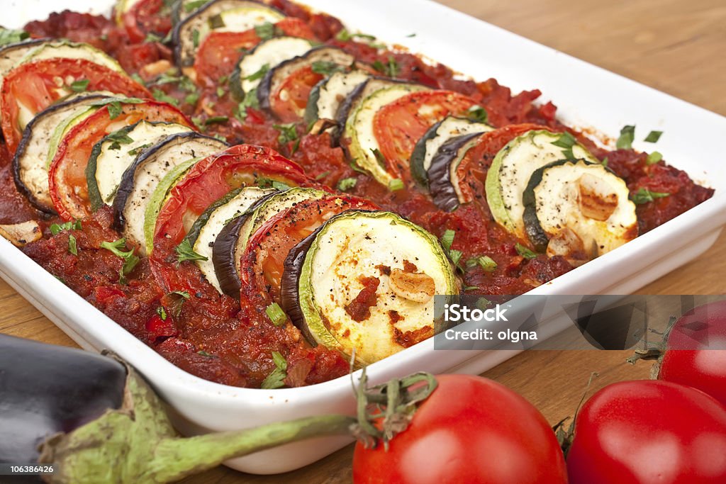 Legumes assados com molho de tomate - Foto de stock de Abobrinha royalty-free