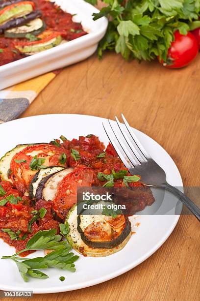 Pieczone Warzywa Z Sosem Pomidorowym - zdjęcia stockowe i więcej obrazów Bakłażan - Bakłażan, Bez ludzi, Cebula