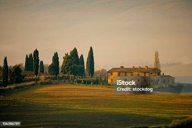 Foto de Fazenda Da Toscana Ao Pôr Do Sol e mais fotos de stock de Arquitetura - Arquitetura, Cabana - Casa, Casa