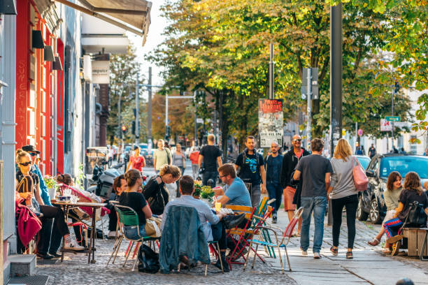 уличное кафе в берлине, германия - berlin kreuzberg фотографии стоковые фото и изображения