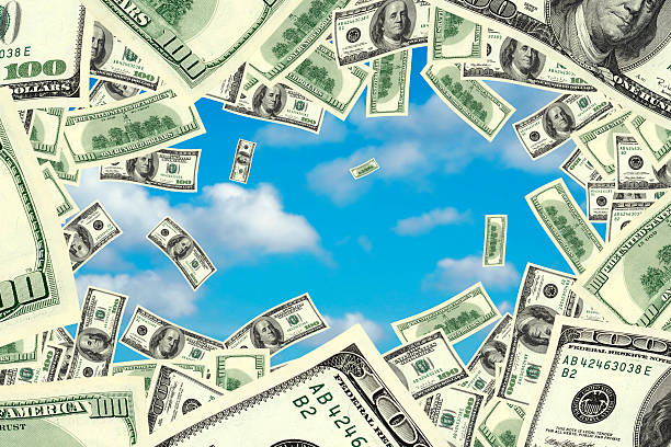 latający pieniądze w bezchmurne niebo - 4592 zdjęcia i obrazy z banku zdjęć