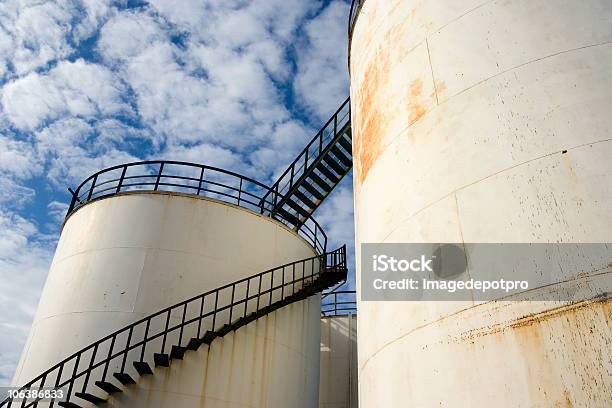 Öl Lagerungtanktop Stockfoto und mehr Bilder von Architektur - Architektur, Benzin, Beschädigt