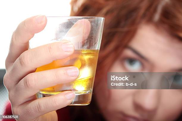 アルコール依存症 - 30代の女性のストックフォトや画像を多数ご用意 - 30代の女性, アウトフォーカス, アルコール依存症