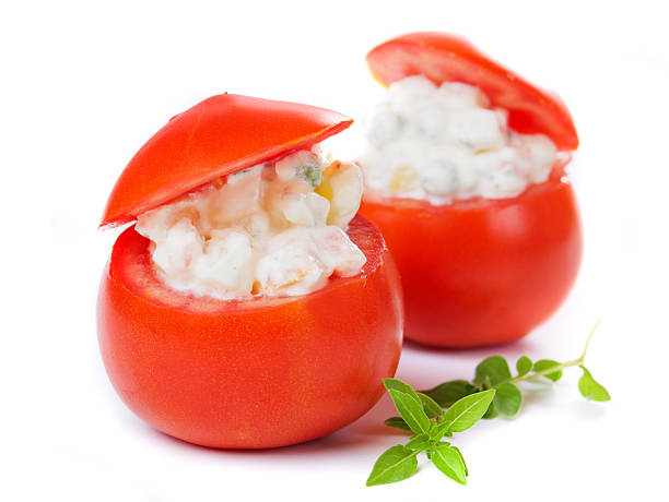 tomates rellenos aislado en blanco - stuffed tomato fotografías e imágenes de stock