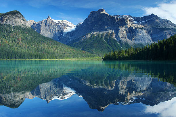 lago esmeralda em parque nacional de yoho montanhas rochosas canadianas - british columbia canada lake emerald lake imagens e fotografias de stock