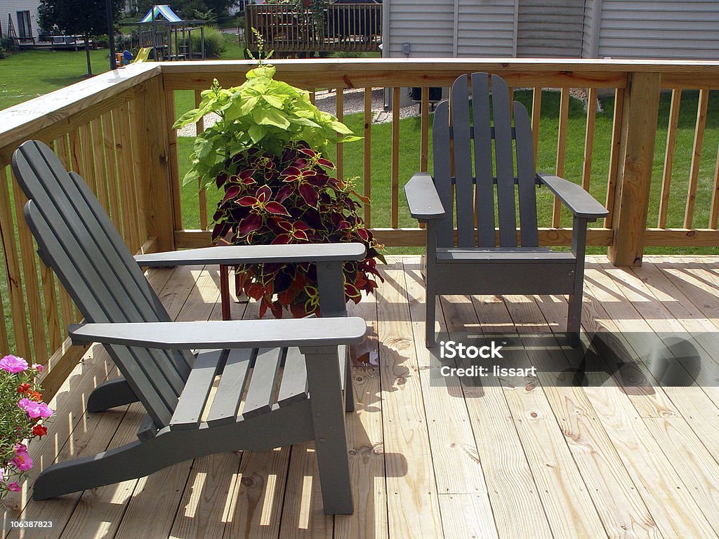 Sillas reclinables - Foto de stock de Patio de madera libre de derechos