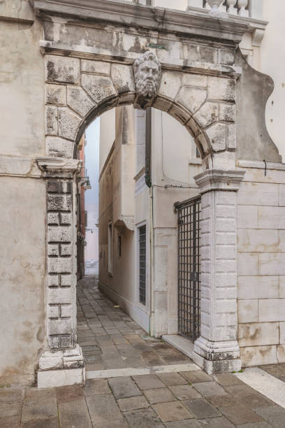 stone arc entrace street scene, venezia, italia - photography urban scene venice italy veneto foto e immagini stock