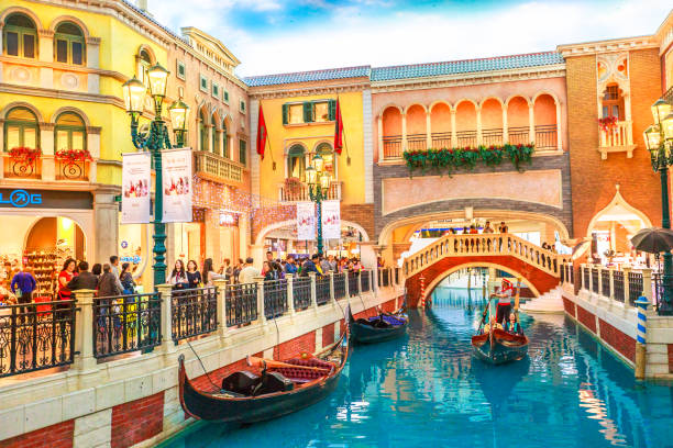 pont de centre commercial venetian casino - grand lisboa casino photos et images de collection