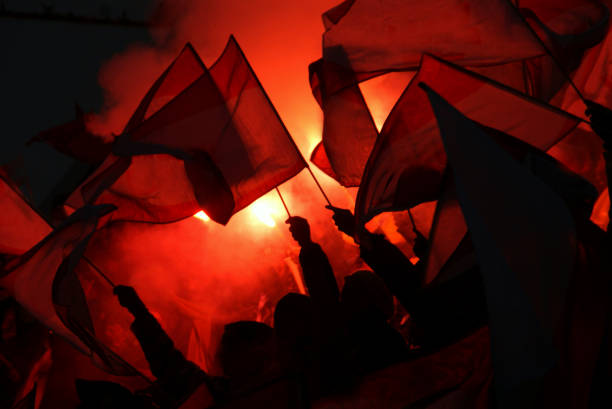 entusiastic sport fans, pyrotechnique et drapeaux - manche de qualification photos et images de collection