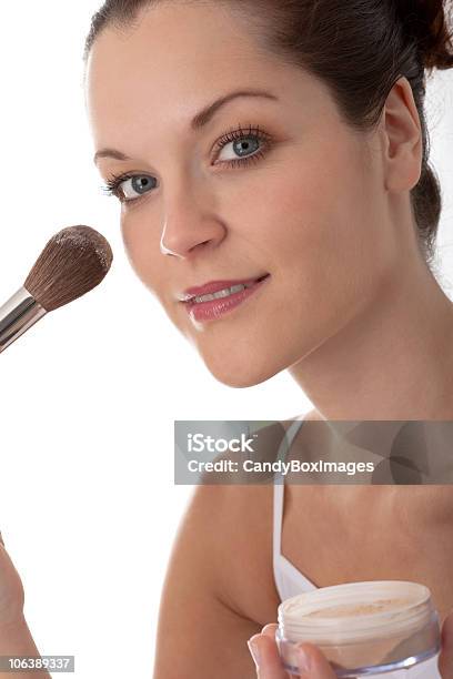Cuidado Del Cuerpo Serie Joven Bella Mujer Con Cepillo Maquillador Foto de stock y más banco de imágenes de Adulto