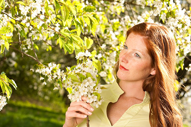 primavera-mulher com flor de árvore aproveite o sol - portrait adults apple tree cherry tree - fotografias e filmes do acervo