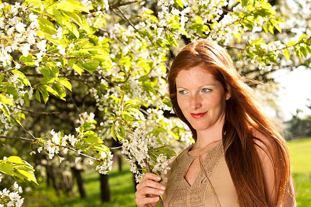 연두빛-여자 꽃송이 나무 아래에서 일광욕을 즐겨 보십시오. - portrait adults apple tree cherry tree 뉴스 사진 이미지