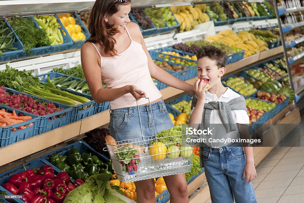 Tienda de comestibles-Mujer con niño de compras en el supermercado - Foto de stock de Mujeres libre de derechos