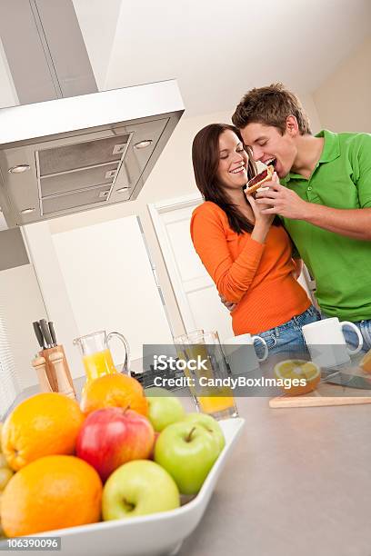 Foto de Casal Feliz Bebendo Café E Comer Brinde Na Cozinha e mais fotos de stock de Adulto - Adulto, Amor, Beleza