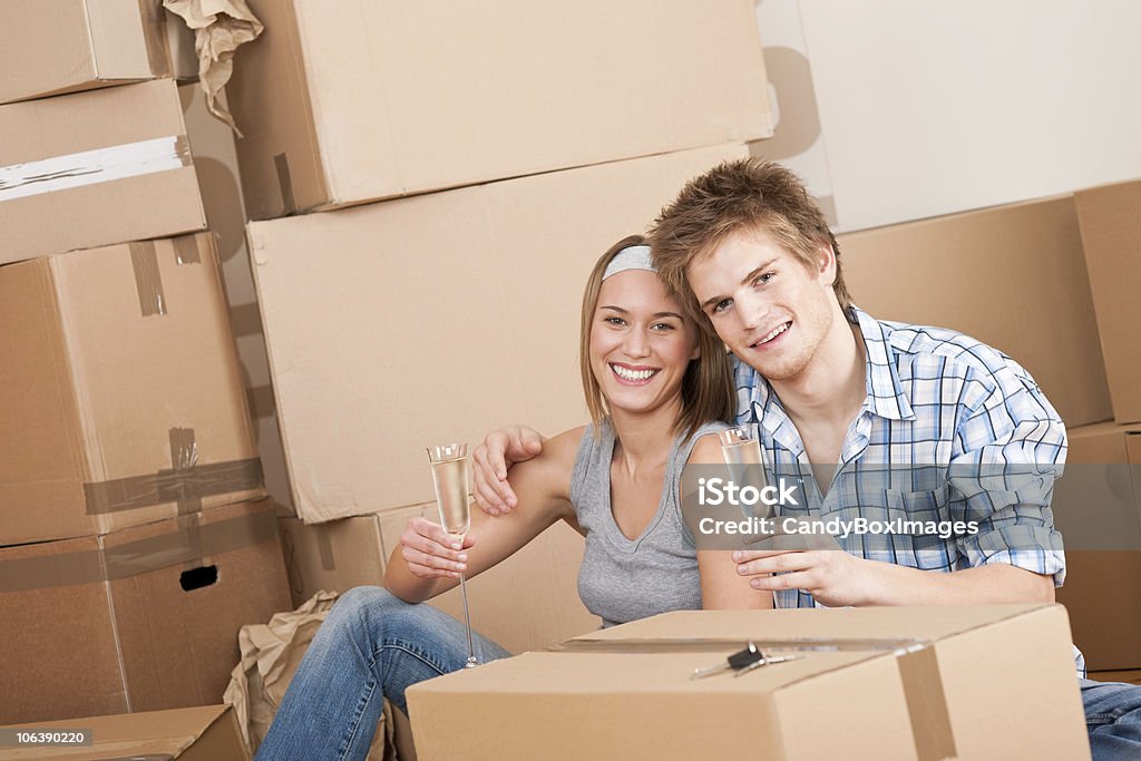 Cambiare casa: Felice uomo e donna di festeggiare - Foto stock royalty-free di Abbigliamento casual