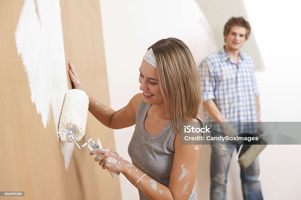 Bricolage: Jeune homme et femme Peinture murale - Photo de Adulte libre de droits
