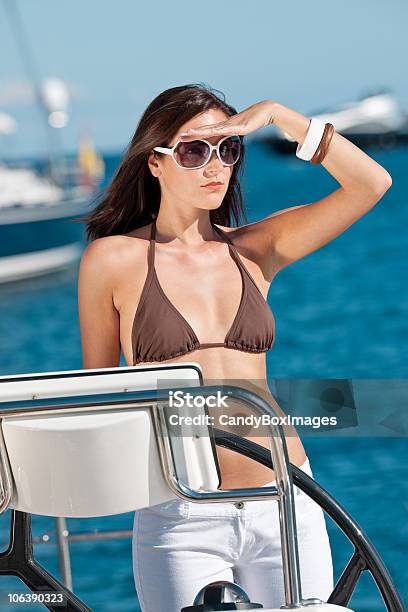 Młoda Kobieta Żeglarstwo Na Luksusowy Jacht - zdjęcia stockowe i więcej obrazów Bikini - Bikini, Biustonosz, Brązowe włosy