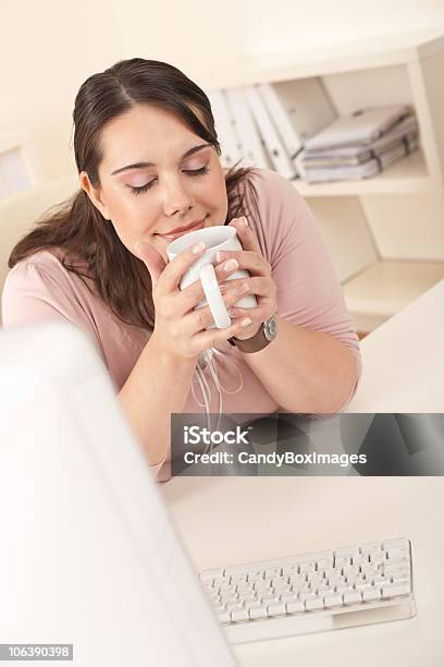 Счастливый Деловая Женщина Имеющие Перерыв На Кофе В Офис — стоковые фотографии и другие картинки Бизнес