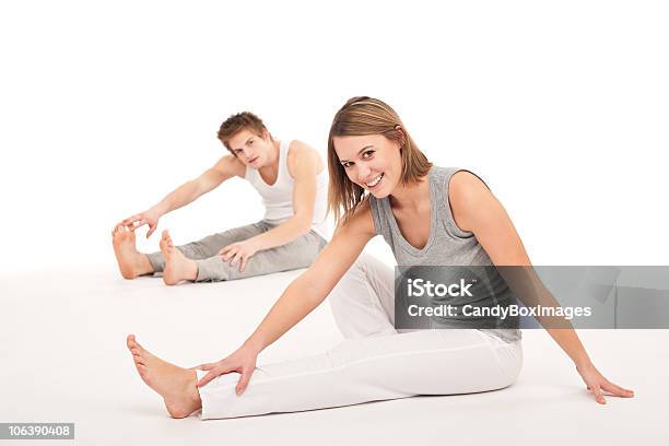 Sano Fitnesscoppia Esercizi Di Stretching Dopo Lallenamento Su Bianco - Fotografie stock e altre immagini di Abbigliamento casual