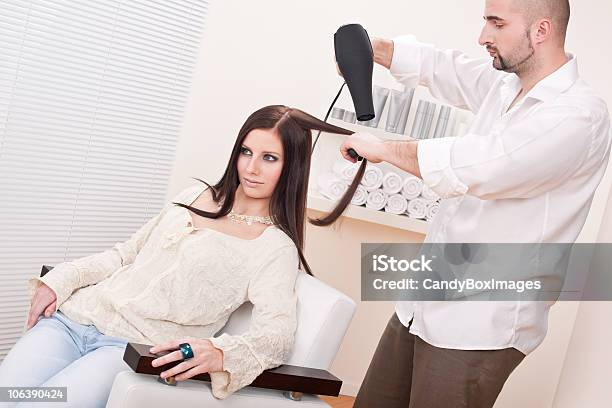 Professionelle Friseur Mit Haartrockner Im Salon Stockfoto und mehr Bilder von Arbeiten - Arbeiten, Ausgedörrt, Berufliche Beschäftigung