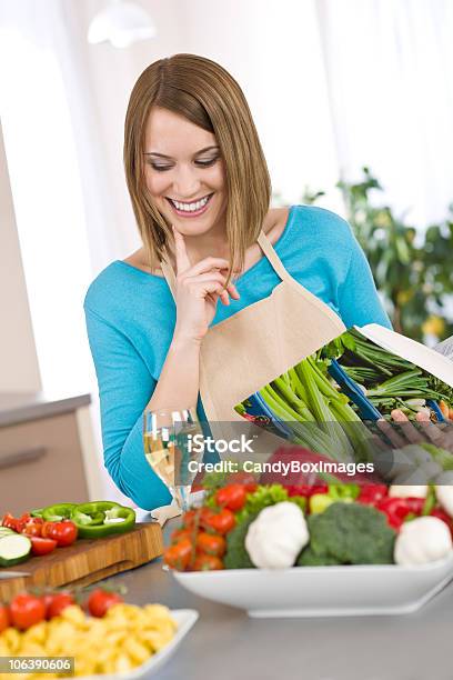 Cocinamujer Sonriente Sostiene Recetas Con Pasta Y Verduras Foto de stock y más banco de imágenes de 20 a 29 años