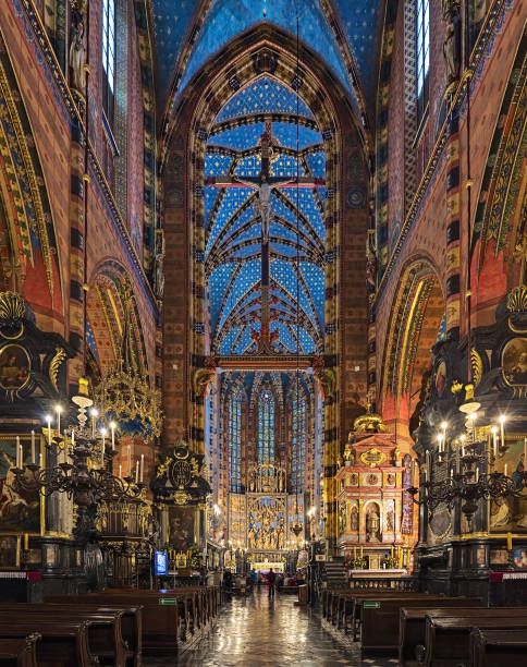 interior de la basílica de santa maría en cracovia, polonia - iluminación de techo abovedado fotografías e imágenes de stock