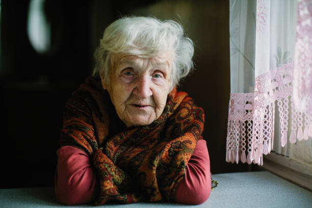 retrato de anciana, sentada en su casa. - 15838 fotografías e imágenes de stock