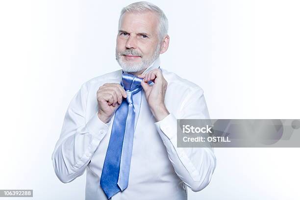 Foto de Homem Sênior Ter Lição De Windsor Gravata Vestidos e mais fotos de stock de Amarrar - Amarrar, Gravata, Homens