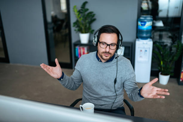 empleado preocupado hablando con clientes a través de videollamada. - 4615 fotografías e imágenes de stock