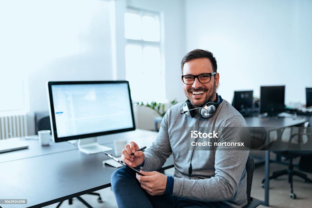 Porträt eines Software-Entwickler arbeiten im modernen Büro. - Lizenzfrei Männer Stock-Foto