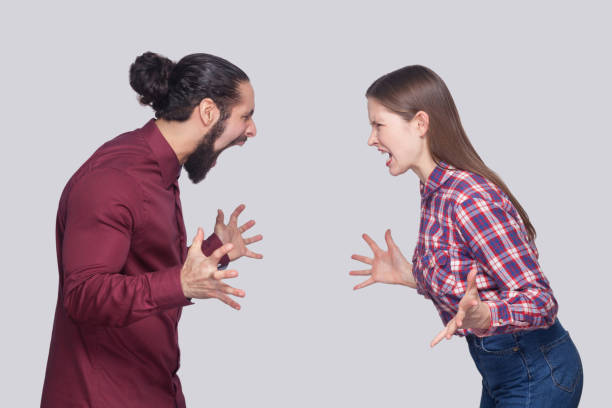 profilo vista laterale ritratto di uomo e donna dalla barba arrabbiata in stile casual in piedi, guardandosi e urlando l'un l'altro - shirt problems red pink foto e immagini stock