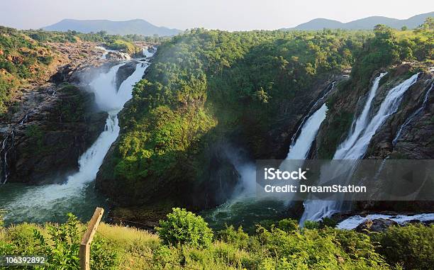 Foto de Vista Da Água Shivasamudram Falls e mais fotos de stock de Beleza natural - Natureza - Beleza natural - Natureza, Características da terra, Cascata